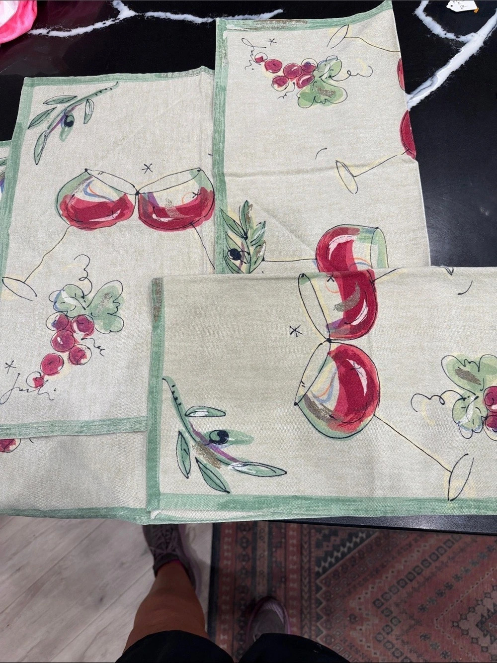 Crate and Barrel Julia Junkin Set of 4 napkins 2000 very nice and clean wine mot
